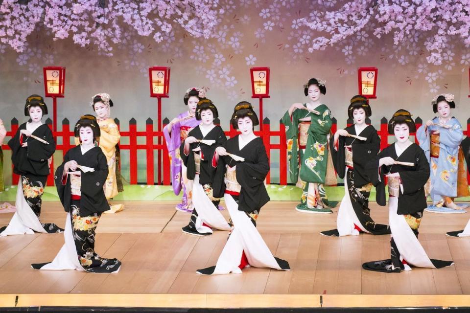 Spring Dance performances by the maiko and geiko Haru no Odori