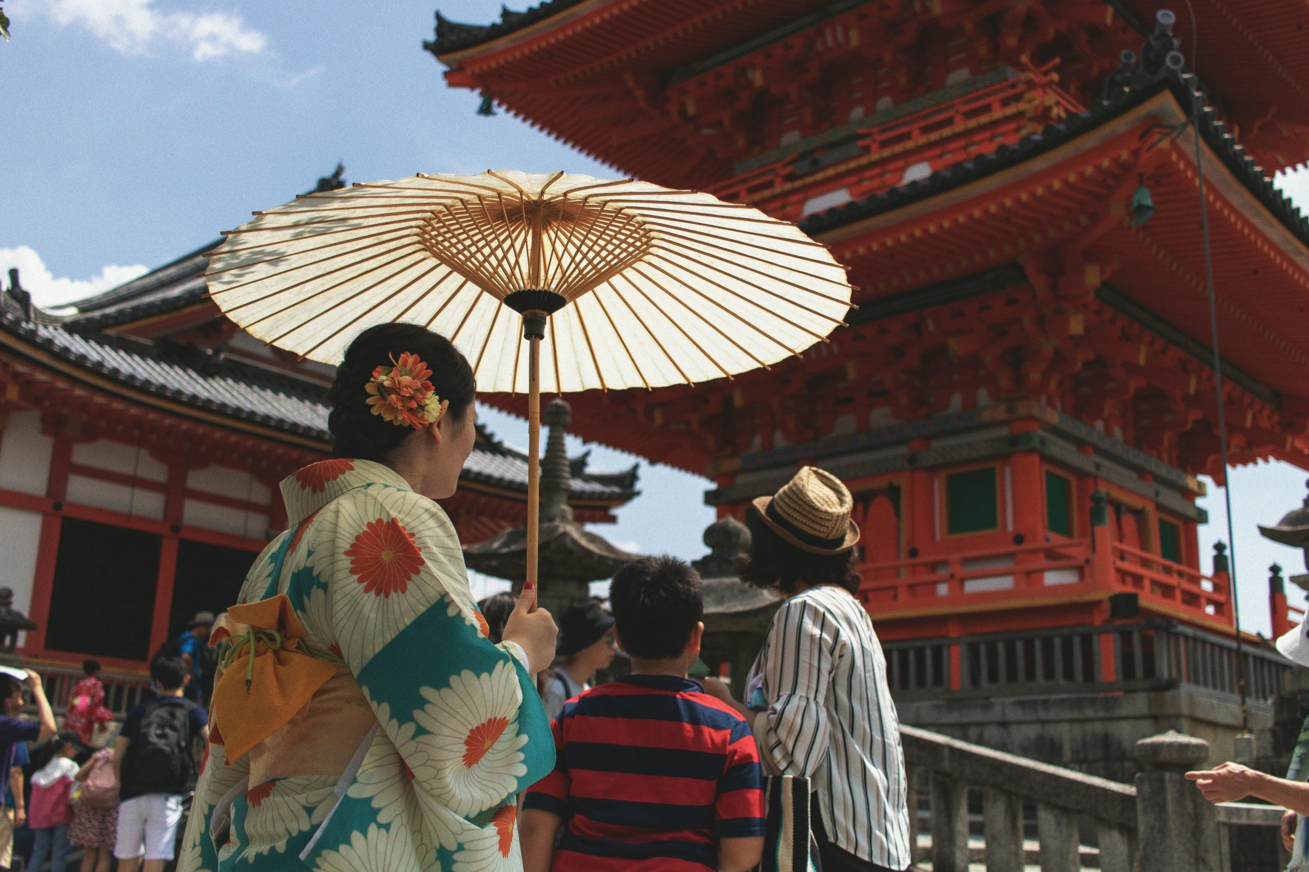 遊客在京都清水寺撐傘