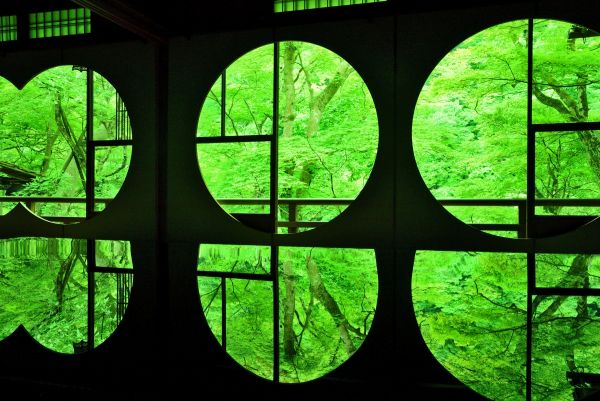 Round window overlooking the garden at Arashiyama Yusai-tei in Kyoto